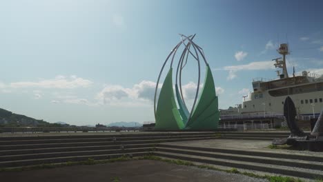 Monumento-A-La-Pesca-De-Calamar-En-La-Plaza-Ika-En-La-Ciudad-De-Hakodate,-Prefectura-De-Hokkaido,-En-Un-Día-Soleado-Con-Cielos-Azules.