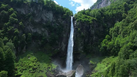Impresionantes-Vistas-De-Las-Cascadas-De-Foroglio-En-Medio-De-Una-Exuberante-Vegetación-Y-Los-Alpes-Suizos-En-El-Cantón-De-Ticino,-Suiza