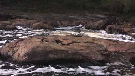 Frankland-River-Und-Kreisförmiges-Becken-In-Der-Nähe-Von-Walpole-In-Westaustralien,-Das-Aufgrund-Des-Hohen-Saponingehalts-Schaum-Erzeugt