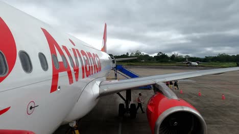 Amazon-Flug-Im-Flughafen-Boarding-Passagier