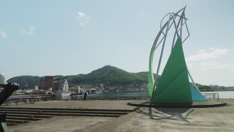 Monumento-A-La-Pesca-De-Calamar-En-La-Plaza-Ika-De-La-Ciudad-De-Hakodate,-Prefectura-De-Hokkaido.