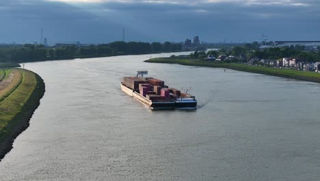 Arktisches-Frachtcontainerschiff-Gepaart-Mit-Einem-Lastkahn,-Der-Entlang-Des-Flusses-Noord-Fährt