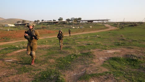 Militar-Con-Arma-Recogiendo-Objetos-Del-Suelo-Mientras-Camina