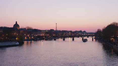 Ruhige-Statische-Weitwinkelaufnahme-Des-Pariser-Flusses-Seine-Während-Des-Sonnenuntergangs-Mit-Touristenbooten