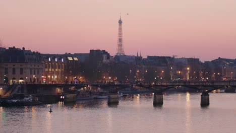 Mittlere-Schwenkaufnahme-Des-Pariser-Stadtzentrums-Und-Des-Flusses-Bei-Sonnenuntergang-Mit-Dem-Eiffelturm-Im-Hintergrund