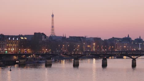 Pariser-Brücke-Pont-Des-Arts-Und-Eiffelturm-In-Der-Ferne-Bei-Sonnenuntergang-Am-Abend