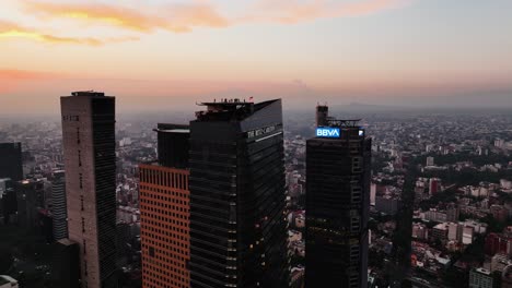 Drohnenaufnahme-Kreist-Um-Den-Ritz-Carlton-Tower,-Farbenfrohe-Abenddämmerung-In-Mexiko-Stadt