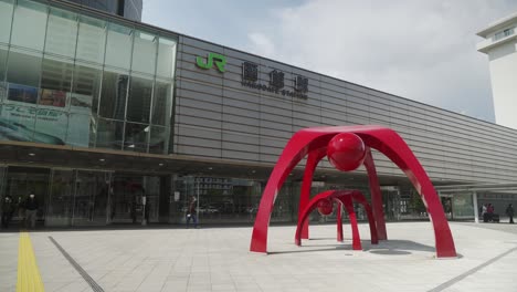 Red-Oyako-sculpture-Depicting-Parent-And-Child-Outside-By-Shohei-Hayashi-Outside-The-Main-Entrance-To-Hakodate-Station,-Japan