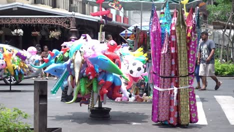 Balloon-seller-in-front-of-the-Plaza-de-Armas-in-Cuernavaca,-Mexico