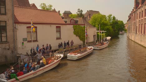 People-On-Cruise-Port-Boat-Tour-In-The-Venice-Of-The-North-In-Bruges,-Belgium