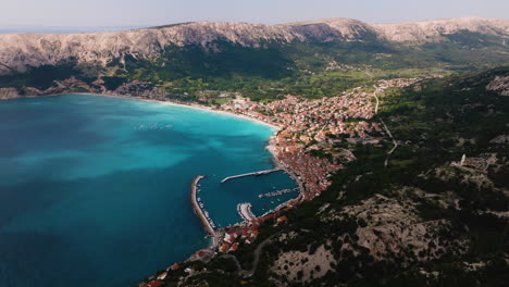 Erstaunliche-Aussicht-Auf-Ein-Kleines-Dorf-Und-Einen-Hafen-Am-Strand-Von-Baska-Auf-Der-Insel-Krk-In-Kroatien