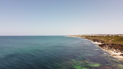 Sobre-El-Mar-Azul-Profundo-Y-La-Playa-De-Arena-Blanca-Océano-Arrecife-Perth,-Antena