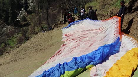 El-Video-De-La-Aventura-Del-Paracaídas-Tendido-En-El-Suelo-Para-El-Despegue-Se-Tomó-En-Manali-Himachal-Pradesh,-India,-El-22-De-Marzo-De-2023.