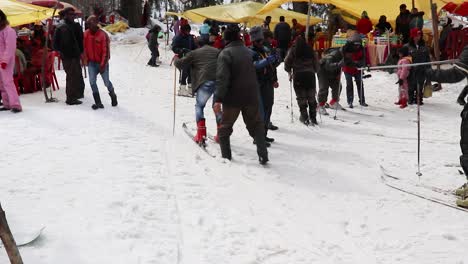 Tourist,-Der-Tagsüber-Aus-Flachem-Winkel-über-Schnee-Schlittschuh-Läuft.-Das-Video-Wurde-Am-22.-März-2023-In-Manali,-Himachal-Pradesh,-Indien,-Aufgenommen