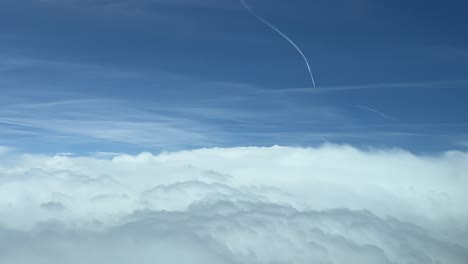 Impresionante-Vista-Desde-La-Cabina-De-Un-Avión-Sobrevolando-Un-Mar-De-Nubes-A-12000m-De-Altura