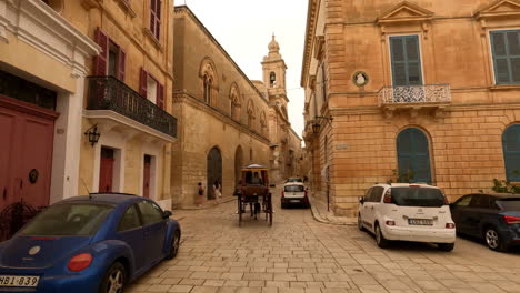Paseo-En-Carruaje-De-Caballos-Y-Buggy-Por-Las-Calles-Antiguas-De-Mdina-Malta