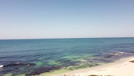 Blaues-Wasser,-Blauer-Himmel-Und-Weißer-Sand-Am-Küstenmeer-Von-Perth