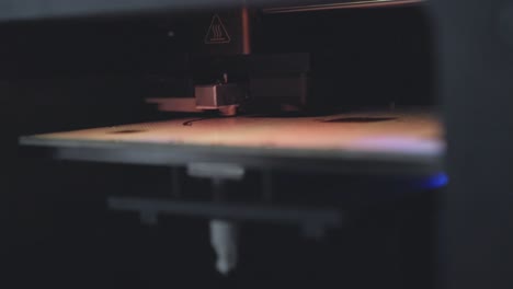 Eine-Nahaufnahme-Eines-3D-Druckers,-Der-Ein-Design-Auf-Ein-Pei-Blatt-Auf-Einem-Druckerbett-Druckt