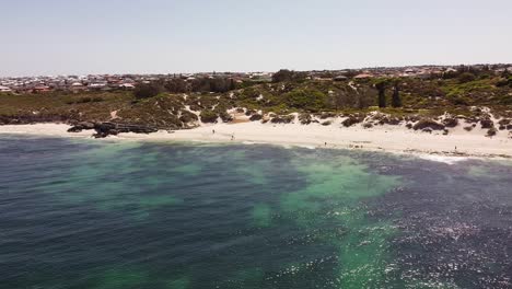 Toma-Panorámica-De-Derecha-A-Izquierda-De-La-Playa-En-Ocean-Reef,-Perth,-Australia