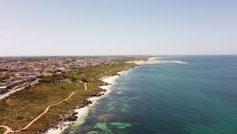 Strand-Am-Ocean-Reef-In-Perth-Mit-Blick-Auf-Das-Wohngebiet-Im-Hintergrund