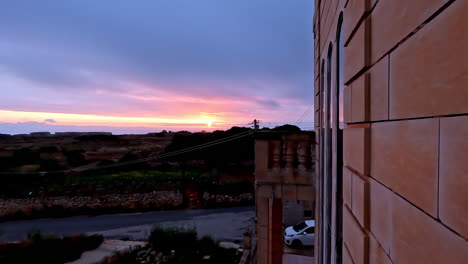 Blick-Auf-Den-Sonnenuntergang-Von-Der-Seite-Eines-Gebäudes