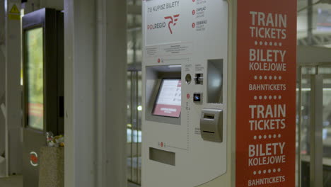 Fahrkartenautomat-Am-PKM-Bahnhof-Am-Flughafen-Rębiechowo-In-Danzig