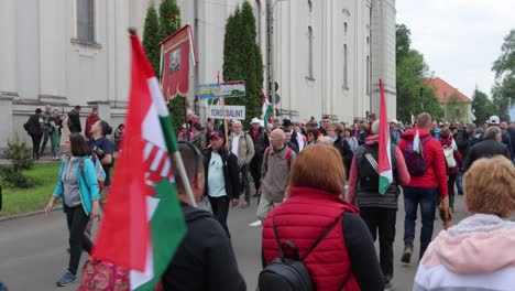 Peregrinos-Católicos-Húngaros-Caminando-Por-Las-Calles-De-Csiksomlyo-Cerca-De-La-Iglesia-Franciscana