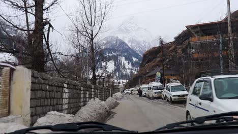 Blick-Auf-Die-Schneebedeckten-Berge-Vom-Auto-Aus-Bei-Tag-Aus-Flachem-Winkel.-Das-Video-Wurde-Am-22.-März-2023-In-Manali,-Himachal-Pradesh,-Indien,-Aufgenommen