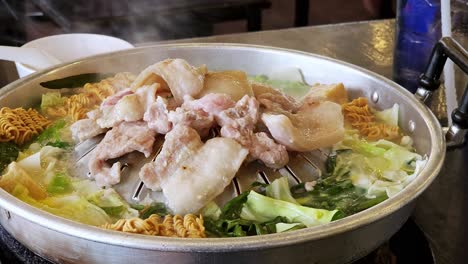 Traditionelles-Grillen-Von-Schweinefleisch-Im-Thailändischen-Stil,-Grillen-Mit-Gemüse-Auf-Der-Messingpfanne-Und-Köstliche-Suppe-Im-Buffetrestaurant-Zum-Abendessen