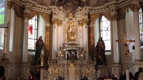 Gente-Rezando-Pidiendo-Ayuda-Ante-La-Estatua-De-La-Virgen-María,-La-Iglesia-Franciscana,-Csiksomlyo