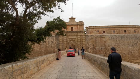 Große-Mauern-Außerhalb-Von-Mdina-Malta-Mit-Touristen,-Die-Den-Toreingang-Bewundern