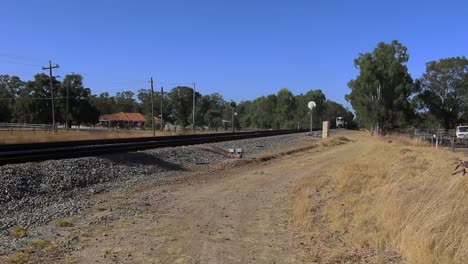 Tren-De-Carga-Que-Pasa-Cerca-De-Herne-Hill,-Swan-Valley-En-Perth,-Australia