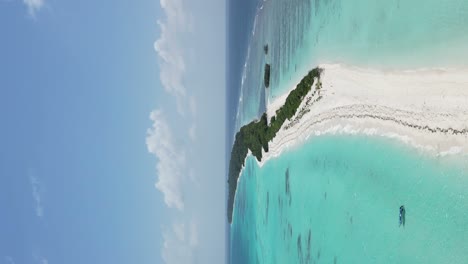 Turquoise-lagoon-and-White-sandbank-of-Long-Beach-on-Dhigurah-Island,-Maldives