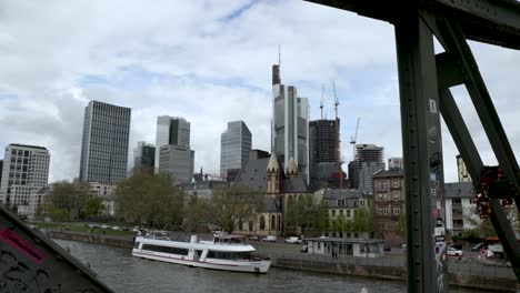 Horizonte-De-Frankfurt-Visto-Desde-Eiserner-Steg