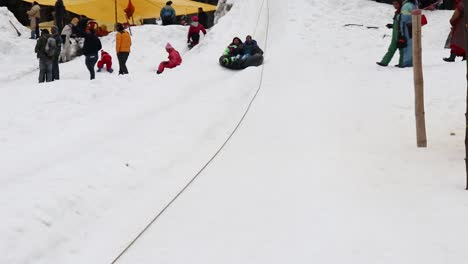 Un-Turista-Haciendo-Una-Aventura-En-Un-Tobogán-De-Nieve-Durante-El-Día-Desde-Un-ángulo-Plano.-El-Vídeo-Se-Tomó-En-Manali-Himachal-Pradesh,-India,-El-22-De-Marzo-De-2023.