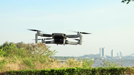 DJI-Mavic-Mini-2-Drohne-Fliegt-über-Mit-Blauem-Himmel