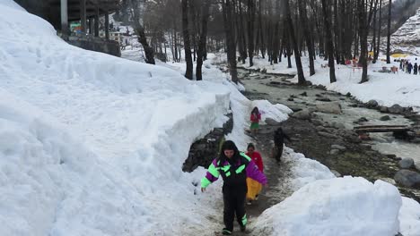 Turistas-Caminando-Sobre-La-Nieve-Durante-El-Día-Desde-Un-ángulo-Plano.-El-Video-Fue-Tomado-En-Manali-Himachal-Pradesh,-India,-El-22-De-Marzo-De-2023.