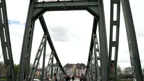 Eine-Filmische-Ansicht-Von-Touristen,-Die-Morgens-Die-Eiserne-Brücke-Oder-Den-Oststeg-In-Frankfurt-Besuchen