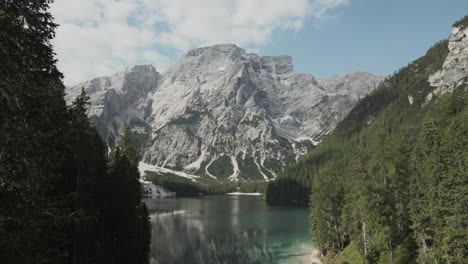 Luftaufnahme-Des-Pragser-Wildsees,-Aufgenommen-Im-Aufstieg,-Dolomiten,-Italien