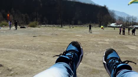 Aterrizaje-En-Parapente-En-El-Suelo-Con-Vista-De-Los-Pies-Por-La-Mañana.-El-Vídeo-Se-Tomó-En-Manali-Himachal-Pradesh,-India,-El-22-De-Marzo-De-2023.