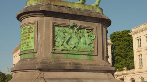 Low-angle-shot-of-Equestrian-statue-of-Godfrey-of-Bouillon-at-Place-Royale-Square-in-Brussels,-Belgium-on-a-sunny-day