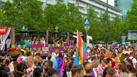 Zeitlupenaufnahme-Glücklicher-Menschen,-Die-Gleichberechtigung-Mit-Regenbogenfahnen-Auf-Der-Straße-Von-Warschau-Feiern