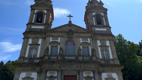 Incline-Hacia-Arriba-La-Histórica-Catedral-De-Bom-Jesus-Do-Monte-En-Braga-Durante-El-Día-Soleado---De-Abajo-Hacia-Arriba