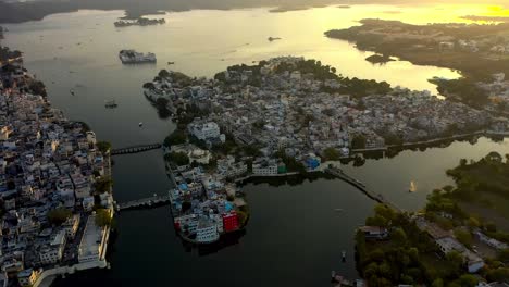 Ciudad-En-Medio-Del-Agua-Que-Muestra-Millones-De-Edificios-Residenciales-Con-Un-Puente-Que-Conecta-Una-Isla-Con-Otra-Sobre-El-Cual-Pasan-Opciones-Y-Un-Reflejo-Del-Sol-Poniente-En-El-Agua