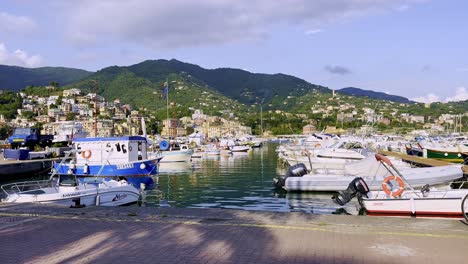Rapallo-Marina-Mit-Fischerbooten-Und-Vorbeifahrenden-Motorrollern,-Sonniger-Italienischer-Rivera