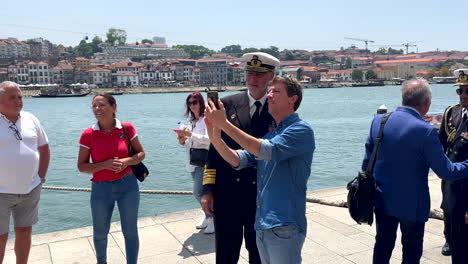 Los-Aficionados-Se-Toman-Selfies-Con-El-Famoso-Capitán-Del-Puerto-De-Oporto-Después-De-Su-Llegada-Con-El-Barco-De-La-Armada-NRP-Sagres,-De-Cerca---Cámara-Lenta