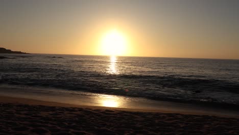 Wunderschöner-Sonnenuntergang-Am-Strand-Von-Tunquen,-Chile,-Gewellter-Strand
