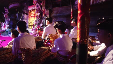 Músicos-Tocan-Música-Tradicional-Gamelan-Gong-Kebyar-De-Bali,-Indonesia,-Noche-En-El-Festival-Cultural-De-Arte-Pkb,-Asia