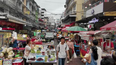 Gente-Caminando-Por-El-Mercado-De-Alimentos-Del-Barrio-Chino-De-Bangkok-En-Las-Calles-Estrechas.