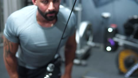 Ein-Muskulöser-Männlicher-Bodybuilder,-Der-Im-Fitnessstudio-Gewichte-Hebt